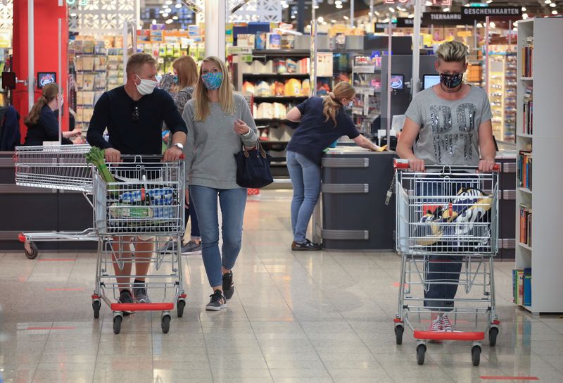 &copy; Reuters. Pessoas fazem compras em supermercado em Bonn, Alemanha
27/04/2020
REUTERS/Wolfgang Rattay