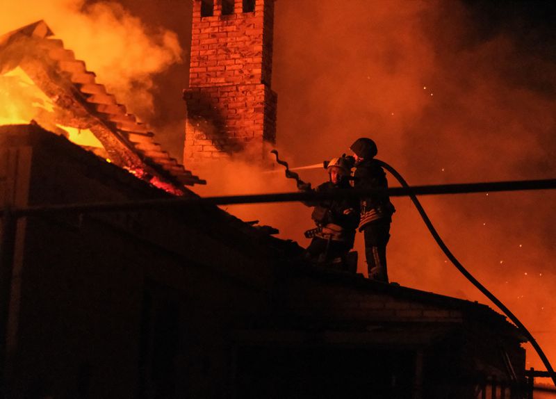 &copy; Reuters. Bombeiros ucranianos tentam apagar fogo em casa em Bakhmut, região de Donetsk
 5/9/2022  REUTERS/Alex Babenko