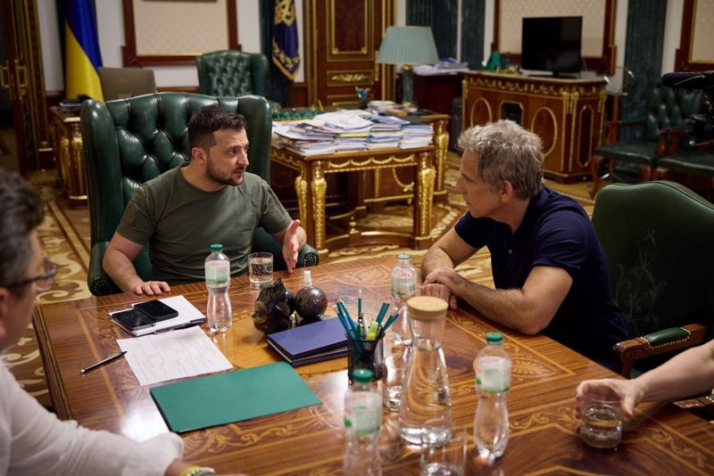 &copy; Reuters. Ukraine's President Volodymyr Zelenskiy meets with Hollywood actor and Goodwill Ambassador Ben Stiller, as Russia's attack on Ukraine continues, in Kyiv, Ukraine June 20, 2022. Ukrainian Presidential Press Service/Handout via REUTERS 