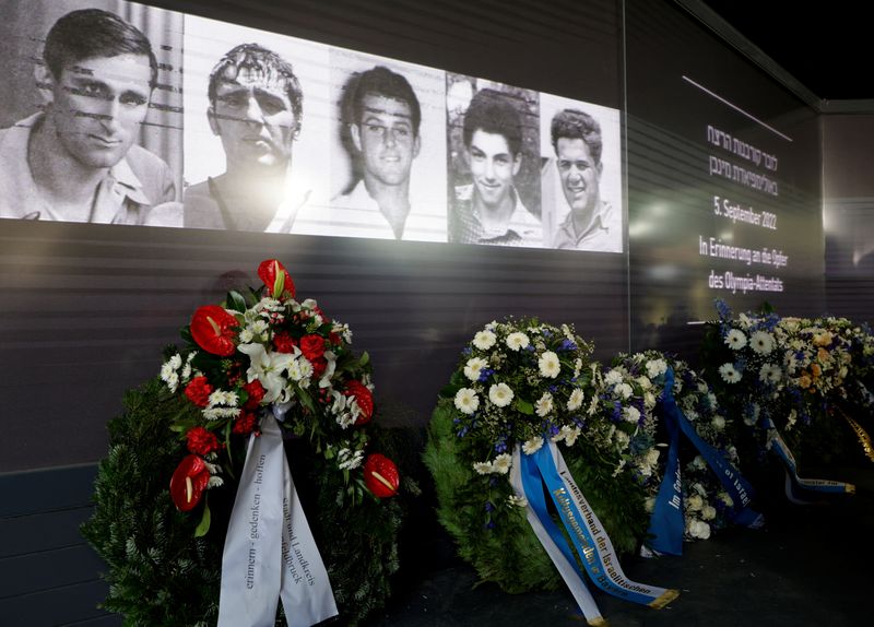 &copy; Reuters. Coronas de flores se colocan durante una ceremonia que conmemora el 50 aniversario del ataque contra el equipo israelí en los Juegos Olímpicos de Múnich de 1972 en el que murieron once israelíes, un policía alemán y cinco de los atacantes palestinos