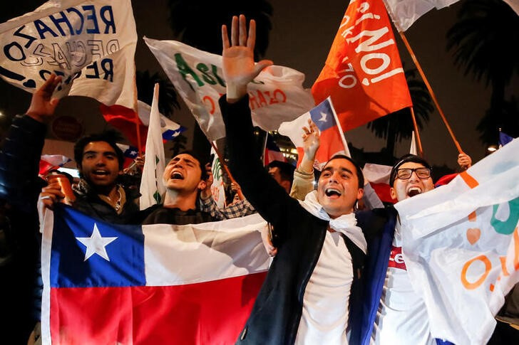 &copy; Reuters. Foto del domingo de un grupo de chilenos celebrando el rechazo a la propuesta de Nueva Constitucion en Valparaiso, Chile
 Sep 4, 2022. REUTERS/Rodrigo Garrido
