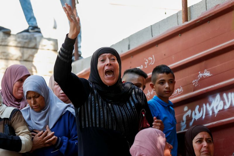 © Reuters. جنازة عضو بحركة الجهاد الإسلامي قتل خلال اشتباكات مع قوات إسرائيلية بالضفة العربية يوم الاثنين. تصوير: محمد تركمان - رويترز.