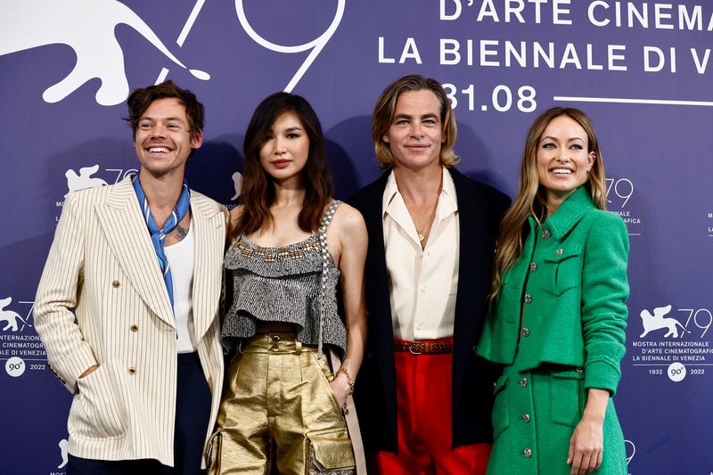 &copy; Reuters. Harry Styles, Gemma Chan, Chris Pine e Olivia Wilde posam para foto no Festival de Cinema de Veneza
05/09/2022
REUTERS/Yara Nardi