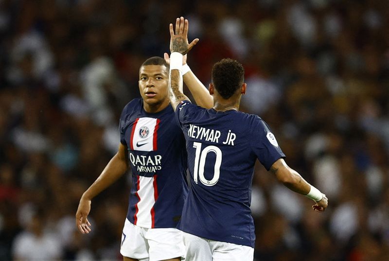 &copy; Reuters. Neymar e Mbappé comemoram gol do PSG
31/08/2022
REUTERS/Stephane Mahe