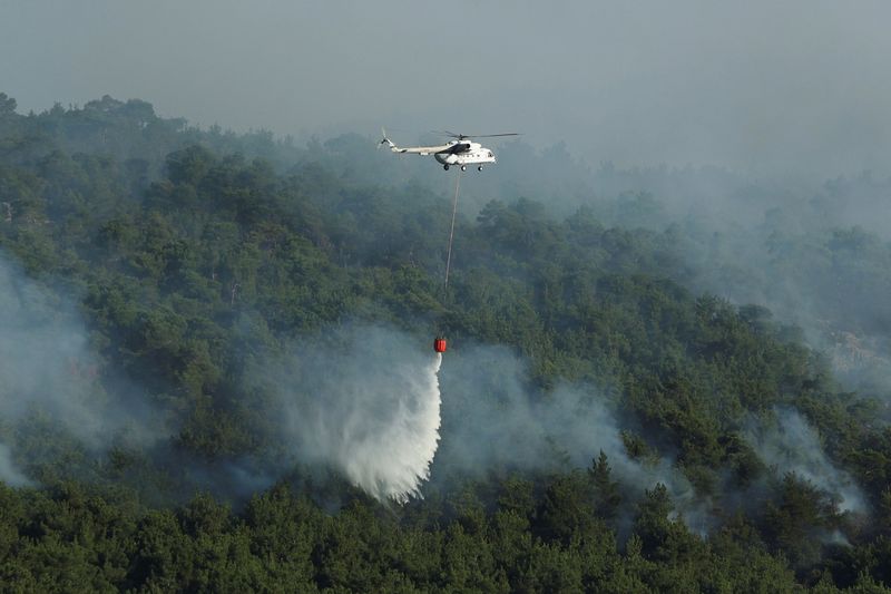 &copy; Reuters. FILE PHOTO: A firefighting helicopter makes a water drop, as a wildfire burns in the Dadia National Park, in the region of Evros, Greece, July 26, 2022. REUTERS/Alexandros Avramidis