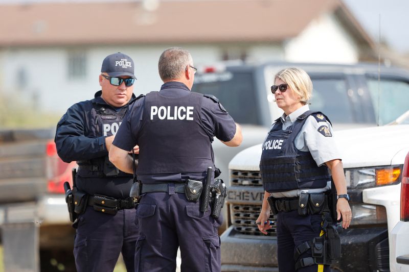 &copy; Reuters. أفراد من الشرطة في مقاطعة ساسكاتشوان الكندية يوم الاثنين. تصوير: ديفيد ستوبي - رويترز. 