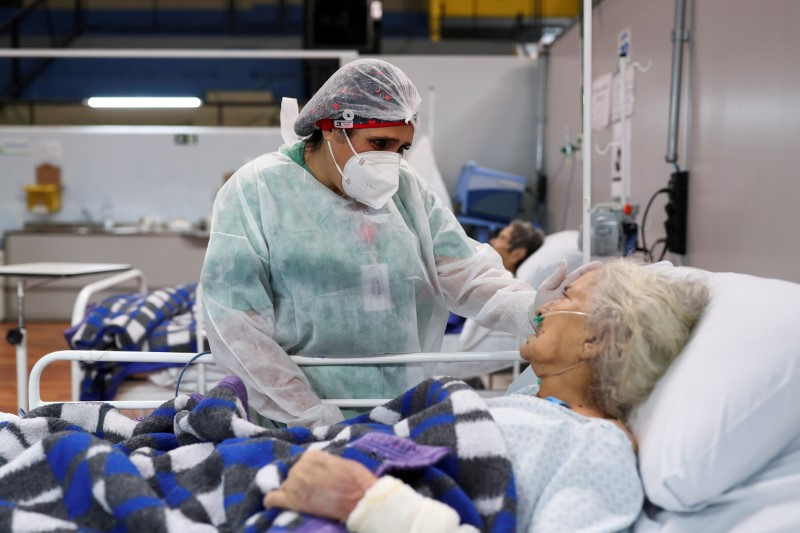 © Reuters. Enfermeira de um hospital em Santo André, no Estado de São Paulo, conversa com paciente idosa
01/01/2021
REUTERS/Amanda Perobelli.