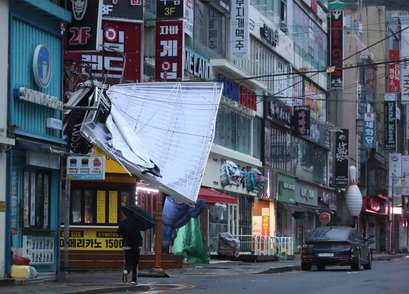 &copy; Reuters. A signboard is seen damaged by Typhoon Hinnamnor in Changwon, South Korea, September 6, 2022.  Yonhap/via REUTERS     