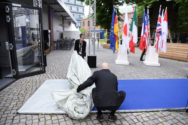 &copy; Reuters. People clear the carpet ahead of the meeting of the G7 Climate, Energy and Environment Ministers during the German G7 Presidency at the EUREF-Campus in Berlin, Germany May 26, 2022. REUTERS/Annegret Hilse/File Photo