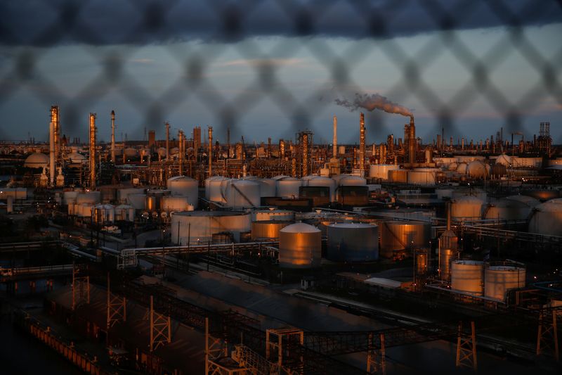 © Reuters. FILE PHOTO: Chemical plants and refineries near the Houston Ship Channel are seen next to the Manchester neighborhood in the industrial east end of Houston, Texas, U.S., August 9, 2018. REUTERS/Loren Elliott/File Photo