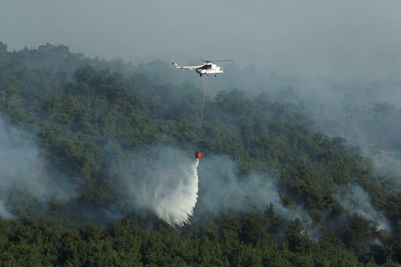 &copy; Reuters. 　９月５日、欧州連合（ＥＵ）欧州委員会と各国閣僚は５日の会合で、ＥＵ航空消火部隊の整備計画の実施を急ぐことで一致した。写真は山火事に放水する消防ヘリ。ギリシャのエヴロス地