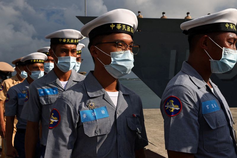 &copy; Reuters. FILE PHOTO: Members of the navy walk to position at a navy base in Penghu Islands, Taiwan, August 30, 2022. REUTERS/Ann Wang/File Photo