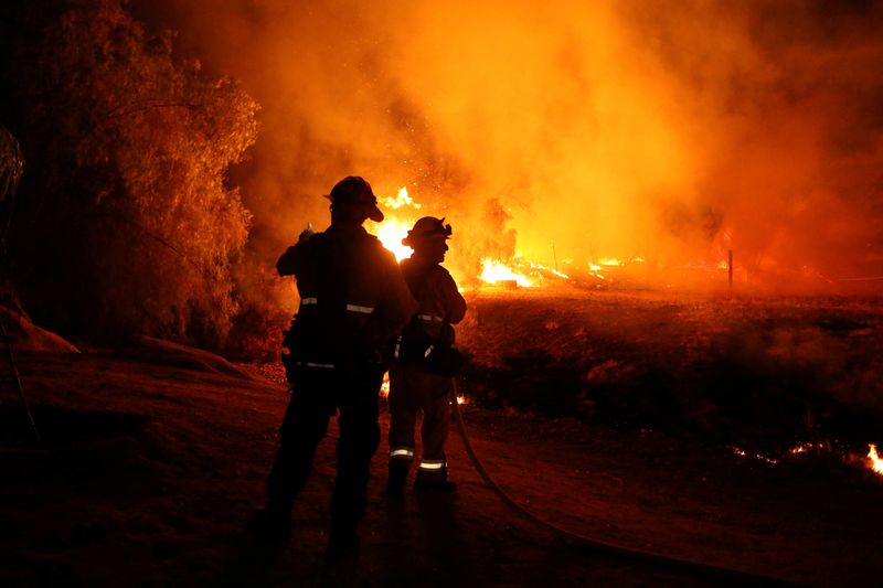 &copy; Reuters. Firefighters respond as the Fairview Fire burns near Hemet, California, U.S., September 5, 2022.  REUTERS/David Swanson