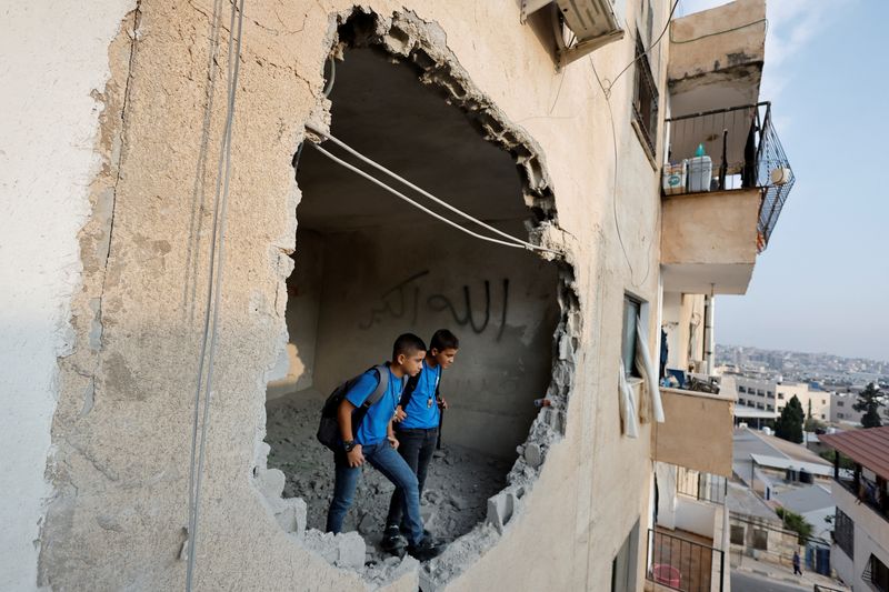 &copy; Reuters. فلسطينيون يتفحصون منزل رعد حازم الذي فتح النار في حانة في تل أبيب في أبريل نيسان بعدما دمرته القوات الإسرائيلية في جنين في الضفة الغربية الم