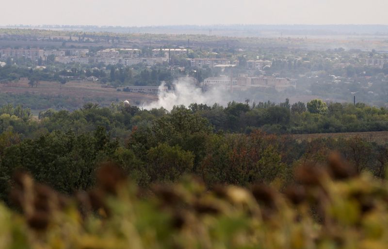 &copy; Reuters. El humo se eleva tras un reciente bombardeo ruso en Bakhmut, una zona afectada por la guerra en el este de Ucrania, mientras continúa el ataque de Rusia en Ucrania, en la región de Donetsk, Ucrania, 5 de septiembre de 2022. REUTERS/Ammar Awad
