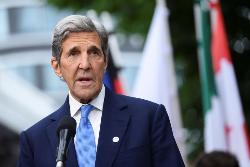 &copy; Reuters. FOTO DE ARCHIVO: El enviado de Estados Unidos para el clima, John Kerry, hace una declaración antes de la reunión de los ministros de Clima, Energía y Medio Ambiente del G7 durante la Presidencia alemana del G7 en el EUREF-Campus en Berlín, Alemania, 