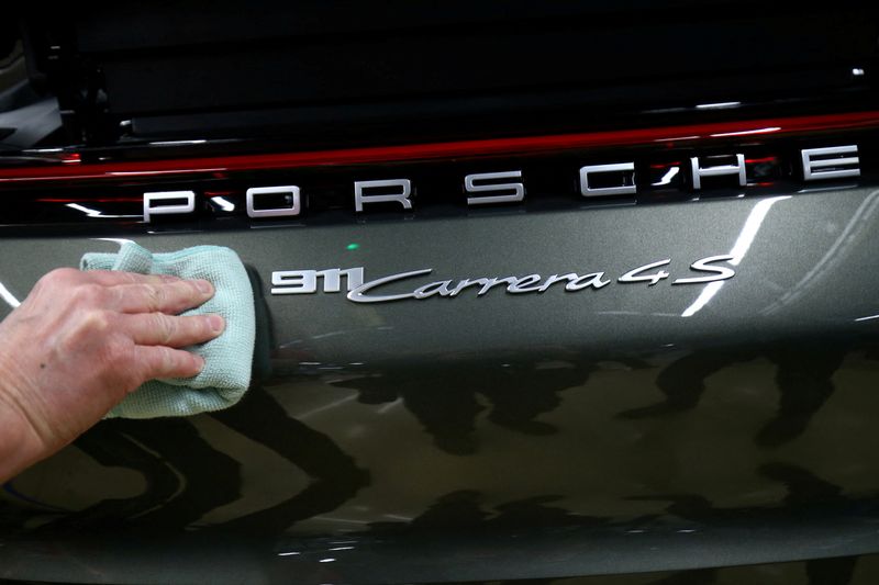 &copy; Reuters. Un operaio della Porsche flavora su una Porsche 911 Carrera 4S nello stabilimento di Stoccarda-Zuffenhausen, 19 febbraio 2019.  REUTERS/Ralph Orlowski/File Photo