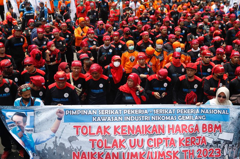 © Reuters. Members of Indonesian labour organizations protest against the government outside the Indonesian Parliament following raised subsidised fuel prices in Jakarta, Indonesia, September 6, 2022. REUTERS/Ajeng Dinar Ulfiana