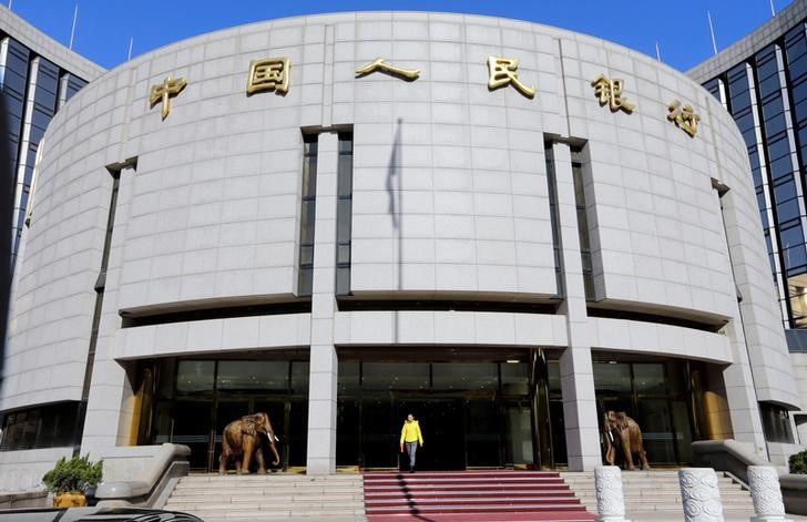 &copy; Reuters. 　９月６日、中国国務院（内閣）は、中国人民銀行（中央銀行）の副総裁に中国農業銀行行長（頭取）の張青松氏を任命したと発表した。写真は北京の人民銀行前で２０１３年１１月撮影（