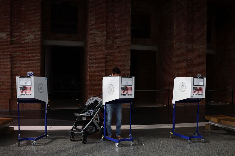 &copy; Reuters. FILE PHOTO: A voter fills out a ballot for New York's primary election at a polling station in Brooklyn, New York City, New York, U.S., August 23, 2022. REUTERS/Brendan McDermid