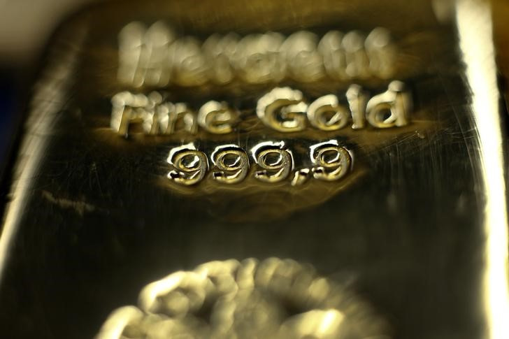 &copy; Reuters. Imagen de archivo de un lingote de oro en una caja fuerte de la firma Pro Aurum en Múnich, Alemania. 3 marzo 2014. REUTERS/Michael Dalder