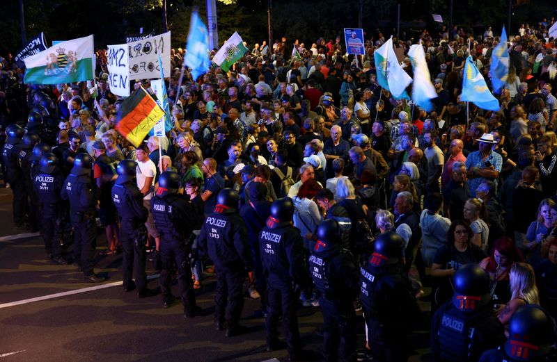 &copy; Reuters. FILE PHOTO: Police stand blocking people taking part in a right-wing protest against increasing energy prices and rising living expenses in Leipzig, Germany, September 5, 2022. REUTERS/Christian Mang     