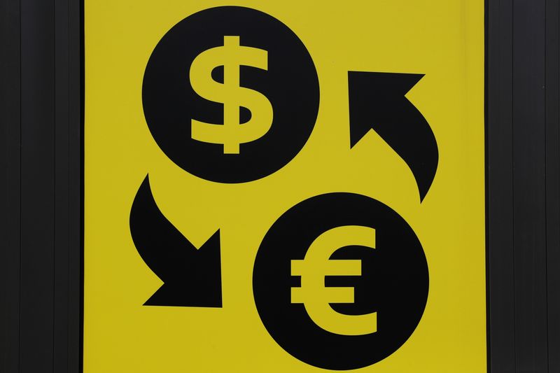 &copy; Reuters. Símbolos do dólar e do euro retratados em casa de câmbio em Kiev, Ucrânia
09/06/2020
REUTERS/Valentyn Ogirenko