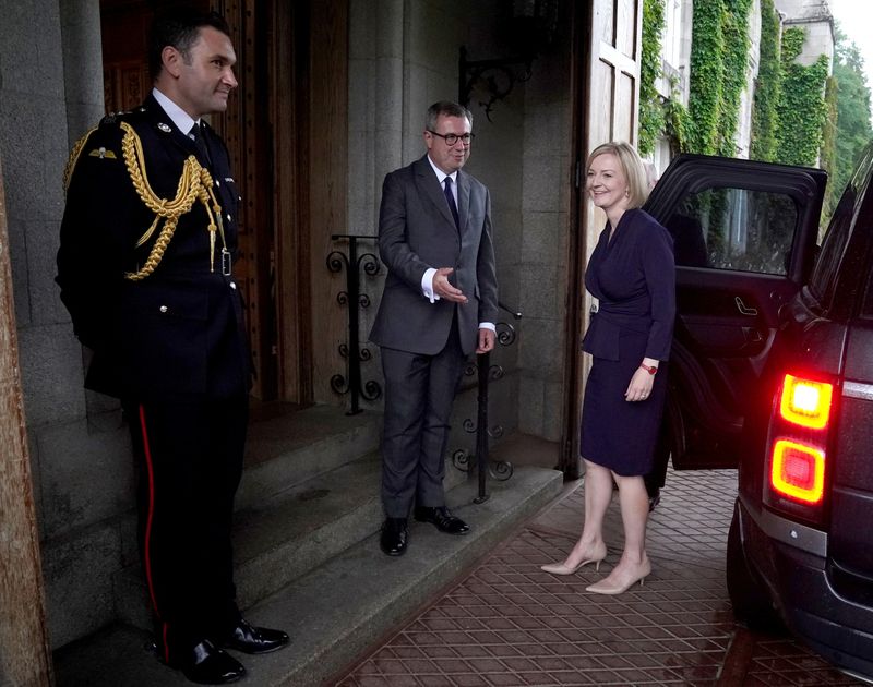 &copy; Reuters. Newly elected leader of the Conservative party Liz Truss is greeted by Britain's Queen Elizabeth's Equerry Lieutenant Colonel Tom White and her Private Secretary Sir Edward Young as she arrives for an audience with Queen Elizabeth where she will be invite