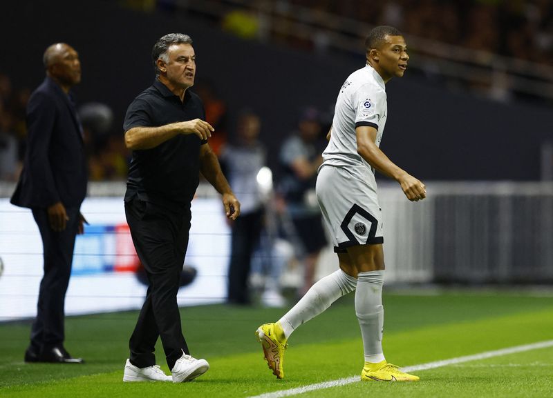 &copy; Reuters. Kylian Mbappé e o treinador Christophe Galtier em partida do PSG contra o Nantes, na França
03/09/2022 REUTERS/Stephane Mahe