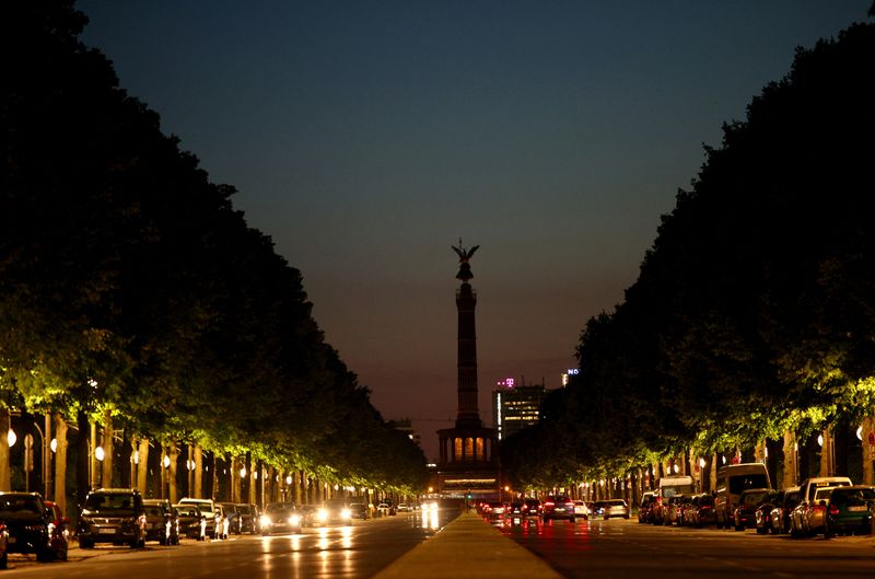 © Reuters. FILE PHOTO: Cars make their way along the 17th of June Street as the Victory Column shows a reduced lighting to save energy due to Russia's invasion of Ukraine in Berlin, Germany August 6, 2022. REUTERS/Lisi Niesner