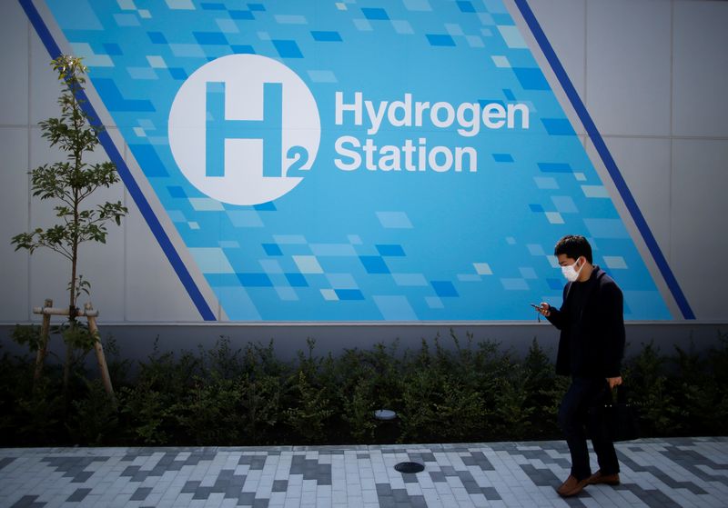 © Reuters. FILE PHOTO: A passerby walks past in front of a hydrogen station in Tokyo, Japan April 24, 2017.  REUTERS/Issei Kato