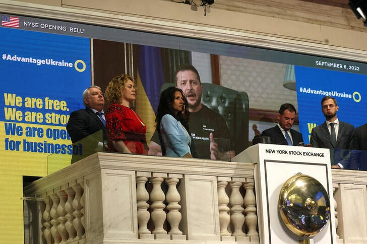&copy; Reuters. 
Foto del martes del Presidente de Ucrania, Volodimir Zelenski, hablando antes del inicio de la rueda en la Bolsa de Nueva York
Sep 6, 2022.  REUTERS/Brendan McDermid