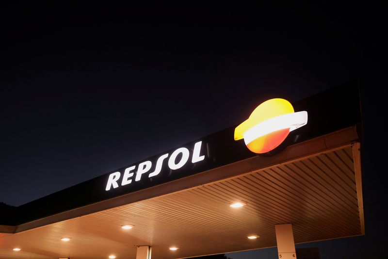 &copy; Reuters. FILE PHOTO: The logo of the Spanish energy company Repsol SA is seen at a petrol station in Barcelona, Spain January 28, 2022. REUTERS/Nacho Doce