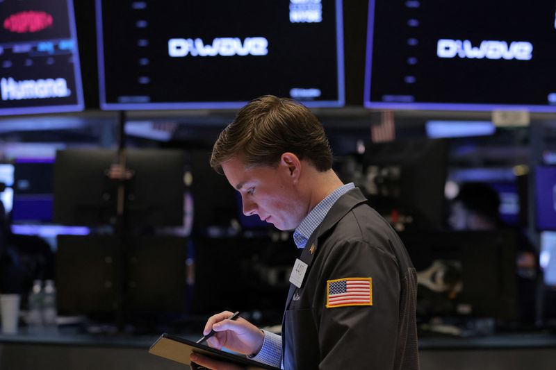 &copy; Reuters. Imagen de archivo de un operador trabajando en la Bolsa de Nueva York (NYSE) en Manhattan, Nueva York, Estados Unidos. 8 de agosto, 2022. REUTERS/Andrew Kelly/Archivo