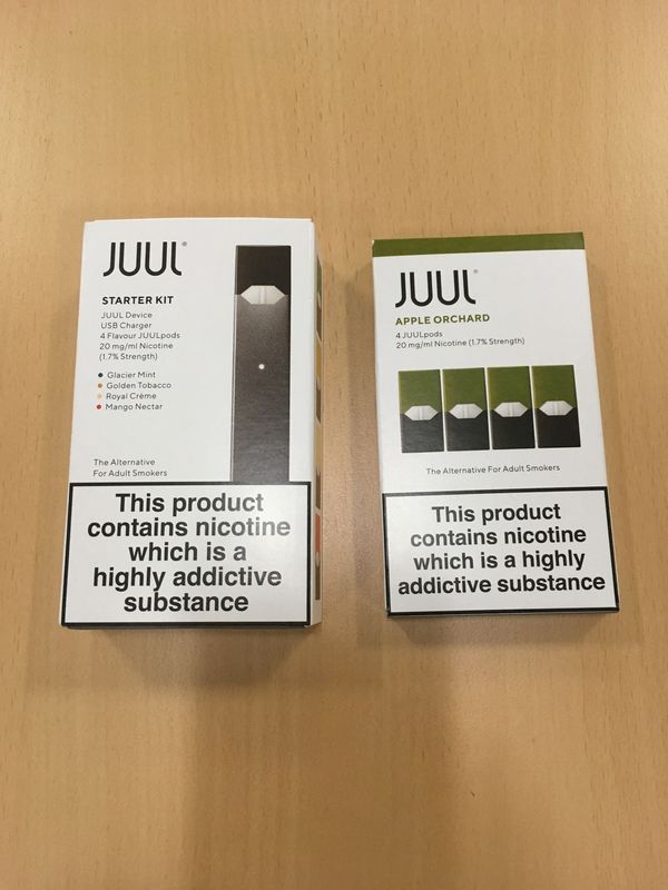 © Reuters. FILE PHOTO: Juul e-cigarette starter kit is seen in this picture illustration taken July 16, 2018. REUTERS/Martinne Geller/Illustration/File Photo