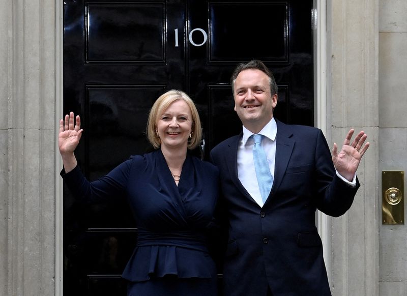 &copy; Reuters. New British Prime Minister Liz Truss waves alongside her husband Hugh O'Leary outside Downing Street in London, Britain September 6, 2022. REUTERS/Toby Melville 