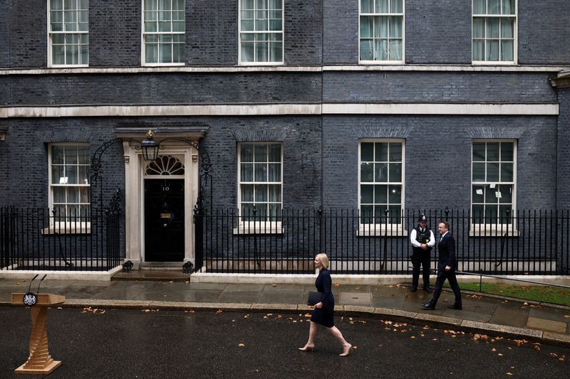 &copy; Reuters. La nueva primera ministra británica, Liz Truss, camina frente al número 10 de Downing Street, en Londres, Reino Unido, el 6 de septiembre, 2022. REUTERS/Henry Nicholls