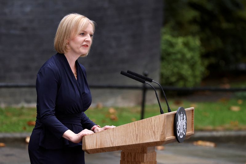 &copy; Reuters. 英国のトラス新首相は６日、ウクライナのゼレンスキー大統領と電話会談を行い、支援継続を改めて表明した。写真は同日、ロンドンの首相官邸前で演説するトラス新首相（２０２２年　ロ