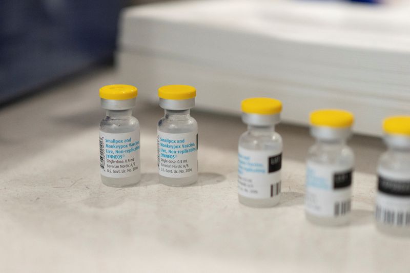 &copy; Reuters. 米厚生省は６日、米医薬品卸大手アメリソースバーゲンと新たに２０００万ドルの契約を締結し、サル痘向けワクチンと治療薬の供給カ所を大幅に拡大すると発表した。（２０２２年　ロイ