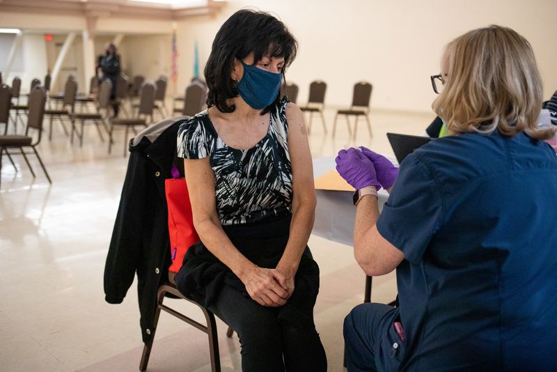 &copy; Reuters.  ９月６日、米国では今後、新型コロナウイルスワクチンは年１回の定期接種が推奨されることになりそうだ――。ミシガン州ウォーターフォードのワクチン接種会場で４月撮影（２０２２