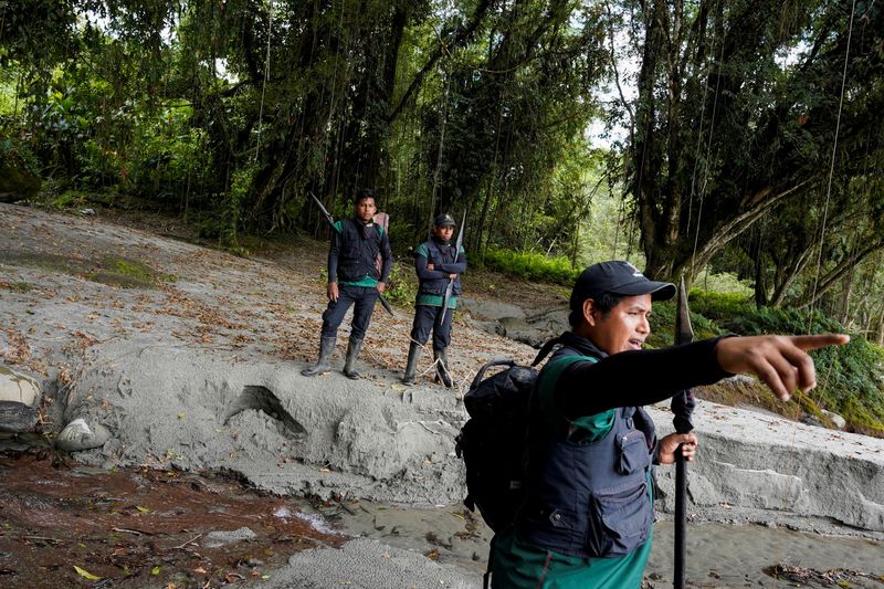 &copy; Reuters. Membros da comunidade A'i Cofán na margem de rio Aguarico, na Amazônia equatoriana
05/03/2022
REUTERS/Johanna Alarcon