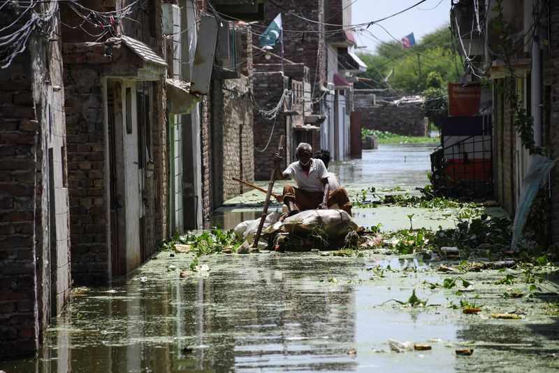 &copy; Reuters. 洪水被害が拡大しているパキスタンで６日、国内最大の貯水湖マンチャール湖の氾濫を防ぐため、堤防の決壊した部分を広げて水位を下げる作業が進められた。写真は９月５日、ハイデラバ