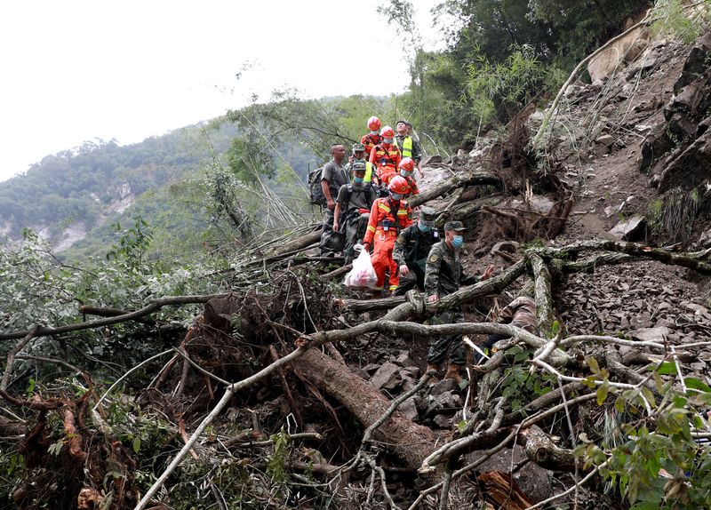 &copy; Reuters. 　９月７日、中国南西部・四川省で５日に発生したマグニチュード（Ｍ）６．８の地震で寸断されていた震源地周辺の道路が復旧し交通が再開したと、国営メディアが７日伝えた。一方、死