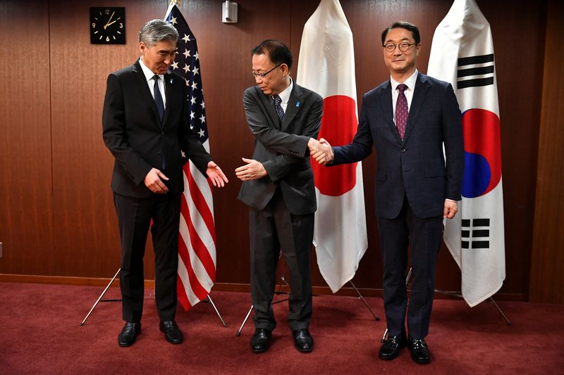 &copy; Reuters. سونج كيم الممثل الأمريكي الخاص لكوريا الشمالية (يسار)، المبعوث النووي الياباني تاكيهيرو فوناكوشي، والممثل الخاص لكوريا الجنوبية لشؤون الس