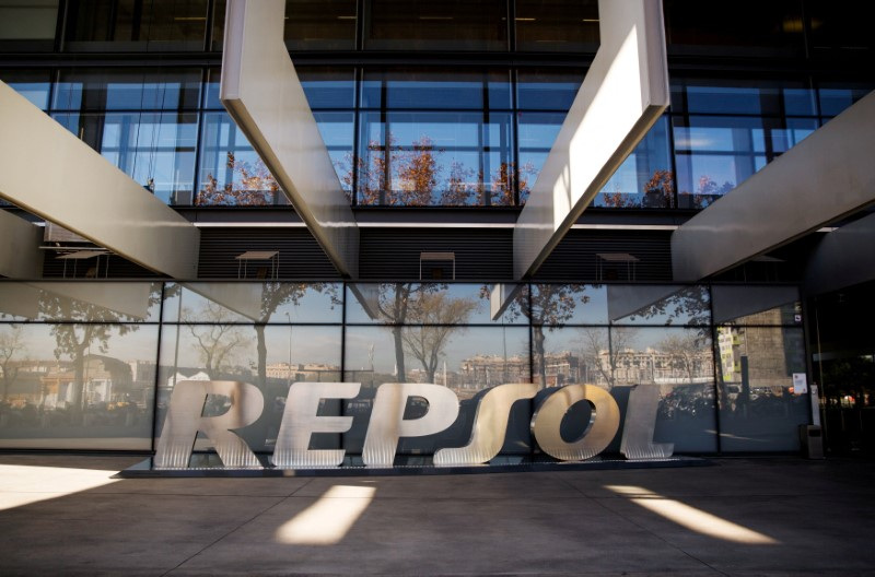 &copy; Reuters. FOTO DE ARCHIVO: El logo de Repsol fuera de su sede en Madrid, 16 de diciembre de 2014. REUTERS/Andrea Comas