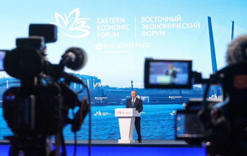 &copy; Reuters. Russian President Vladimir Putin delivers a speech at the plenary session of the 2022 Eastern Economic Forum (EEF) in Vladivostok, Russia September 7, 2022. Sergey Bobylev/TASS Host Photo Agency/Handout via REUTERS
