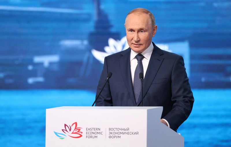 &copy; Reuters. ９月７日　ロシアのプーチン大統領は東方経済フォーラムで演説し、西側による制裁は近視眼的であり、世界全体にとって危険だと述べた。写真は東方経済フォーラムで演説するプーチン氏