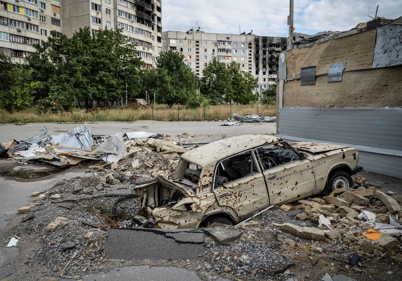 &copy; Reuters. FOTO DE ARCHIVO. Un coche destruido frente a un edificio residencial dañado, en Saltivka, una de las zonas residenciales más dañadas, en medio del ataque de Rusia a Ucrania, en Járkov, Ucrania. 6 de septiembre de 2022. REUTERS/Viacheslav Ratynskyi