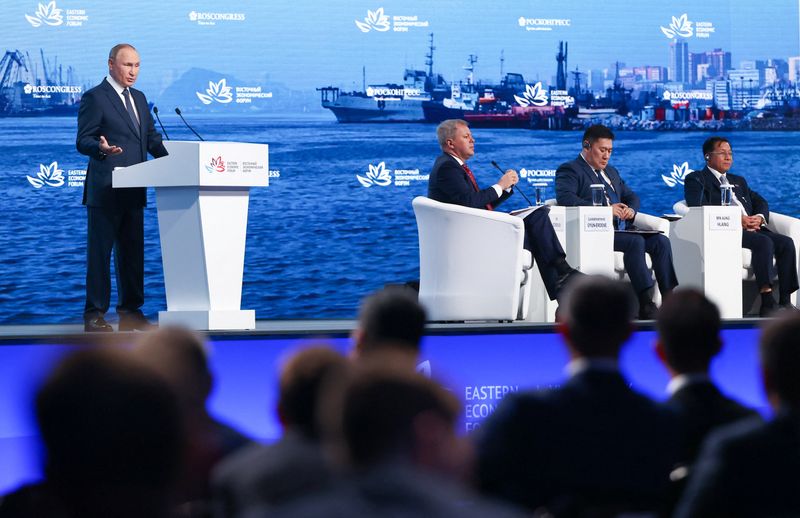 &copy; Reuters. El presidente ruso Vladimir Putin pronuncia un discurso en la sesión plenaria del Foro Económico Oriental 2022 en Vladivostok, Rusia. 7 de septiembre de 2022. Stanislav Krasilnikov/TASS Host Photo Agency/Handout vía REUTERS