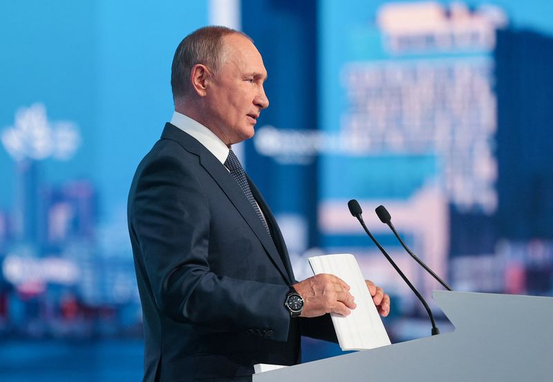 © Reuters. Russian President Vladimir Putin delivers a speech at the plenary session of the 2022 Eastern Economic Forum (EEF) in Vladivostok, Russia September 7, 2022. Vladimir Smirnov/TASS Host Photo Agency/Handout via REUTERS 